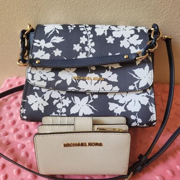 Michael Kors crossbody bag and wallet - Picture 8 of 13